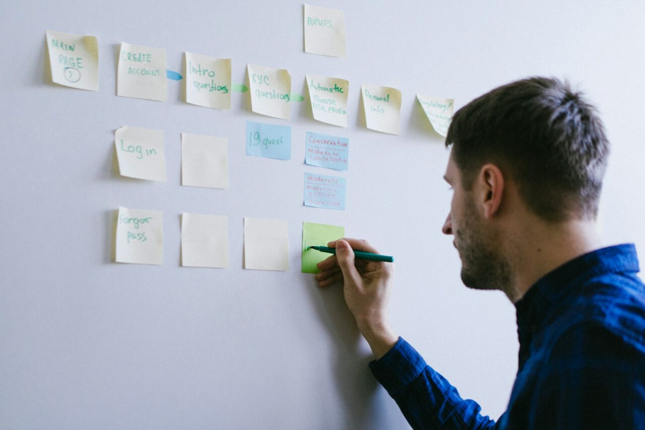 Un consultant organise des idées sur un tableau