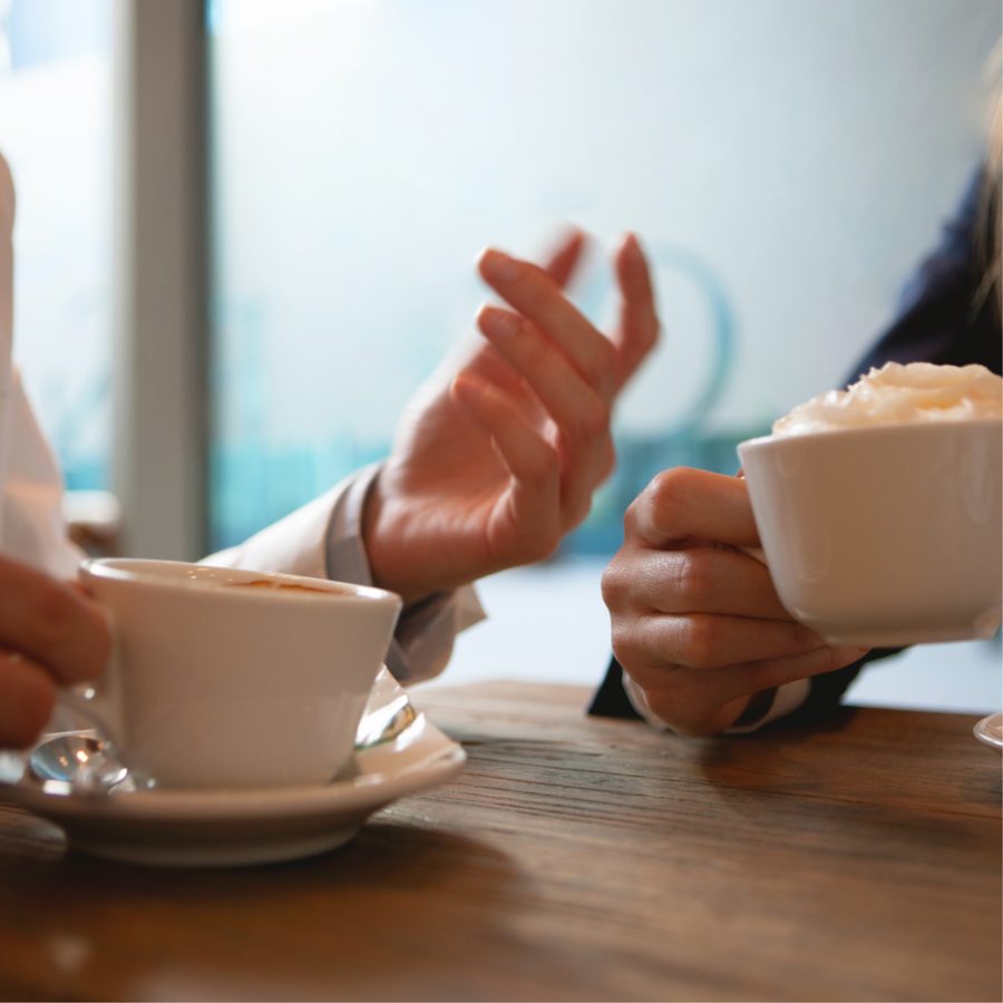 Deux femmes échangent autour d'un café